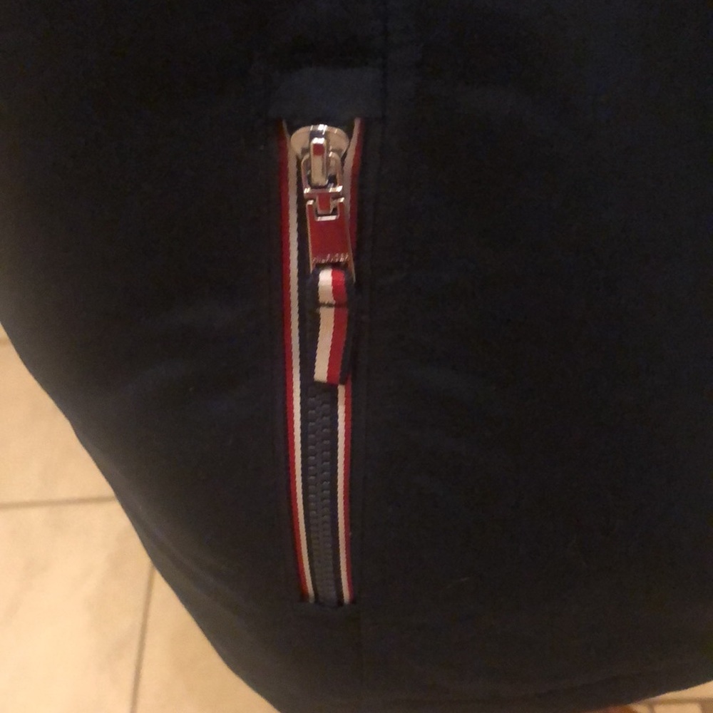 Tommy Hilfiger so soft inside 🥰 pinstripes on pockets Arm with logo! NEVER WORN - Picture 8 of 10